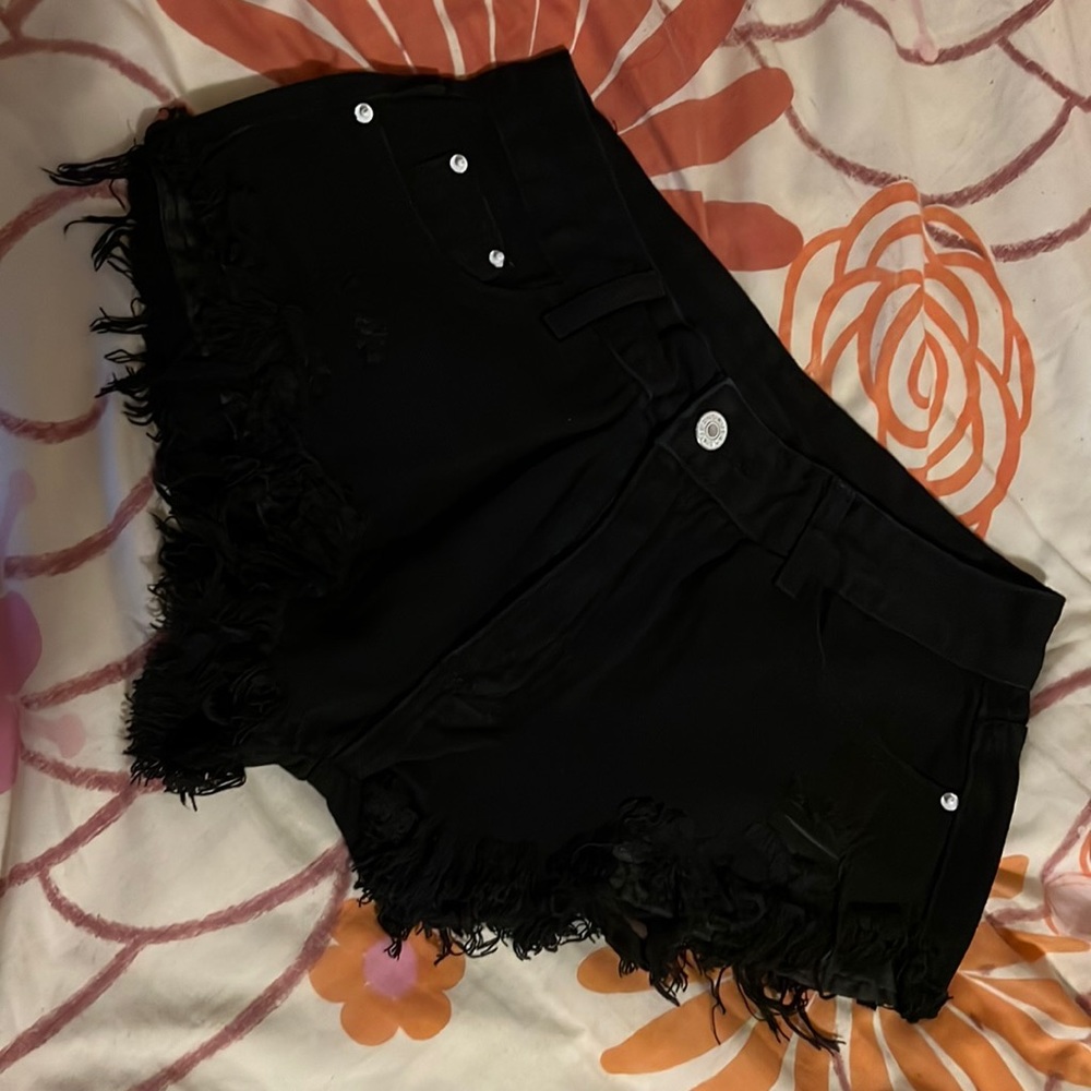 Black booty shorts 🖤